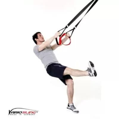 Sling-Trainer Übung – Einbeinige Kniebeuge mit Kick