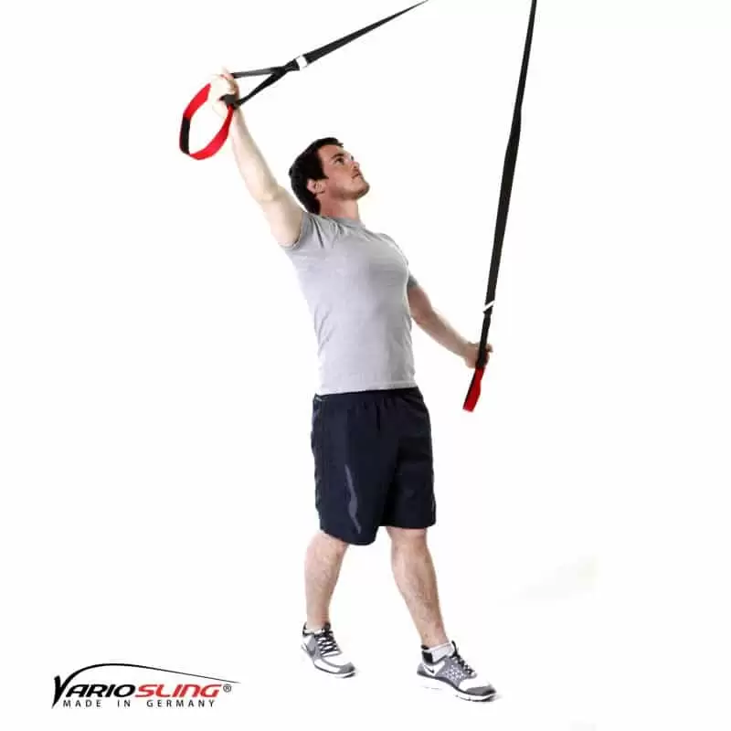 Sling-Trainer-Schulterübungen-Butterfly Reverse mit versetzten Füßen und diagonalen Armen-01