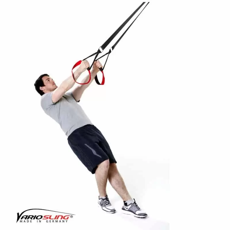 Sling-Trainer-Schulterübungen-Butterfly Reverse mit versetzten Füßen und diagonalen Armen-02