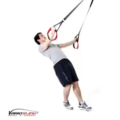 Sling-Trainer Schulterübung – Butterfly Reverse mit versetzten Füßen und einarmig