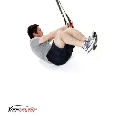 Sling-Trainer Bauchübung – Assisted Crunch, Arme zur Seite mit angehobenen Beinen