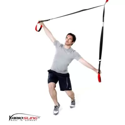 Sling-Trainer Ganzkörperübung- Golfrotation: Füße versetzt, eine Hand nach vorne